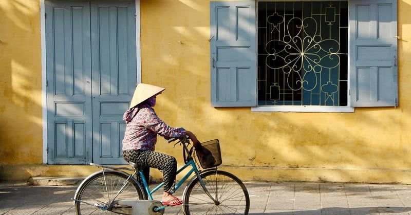 How to Support Local Communities While Traveling: 12 Easy Ways